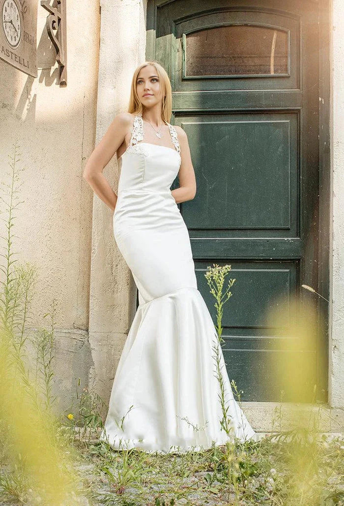 Vestido de novia blanco sencillo de satén sin mangas con cuello halter y corte sirena